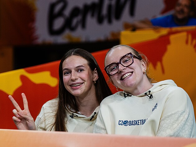 Zraněné české pivotky Emma Čechová (vlevo) a Julia Reisingerová se těší na své...
