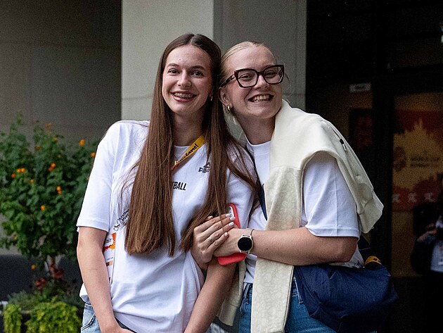 Zraněné české pivotky Emma Čechová (vlevo) a Julia Reisingerová se těší na své...