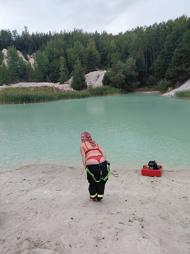 D�v�ata z SDH Dolce na Plze�sku se fot� do kalend��e. Letos ji� po�tvrt�....