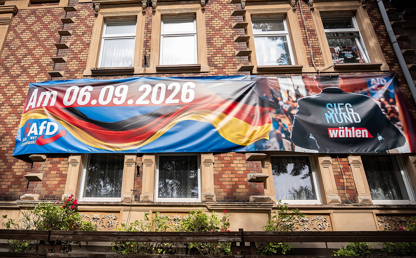 NÁZOR: Chceš opozici? Hoď to AfD! Jak se chystá hlasovat země zabetonovaná „protipožární zdí“