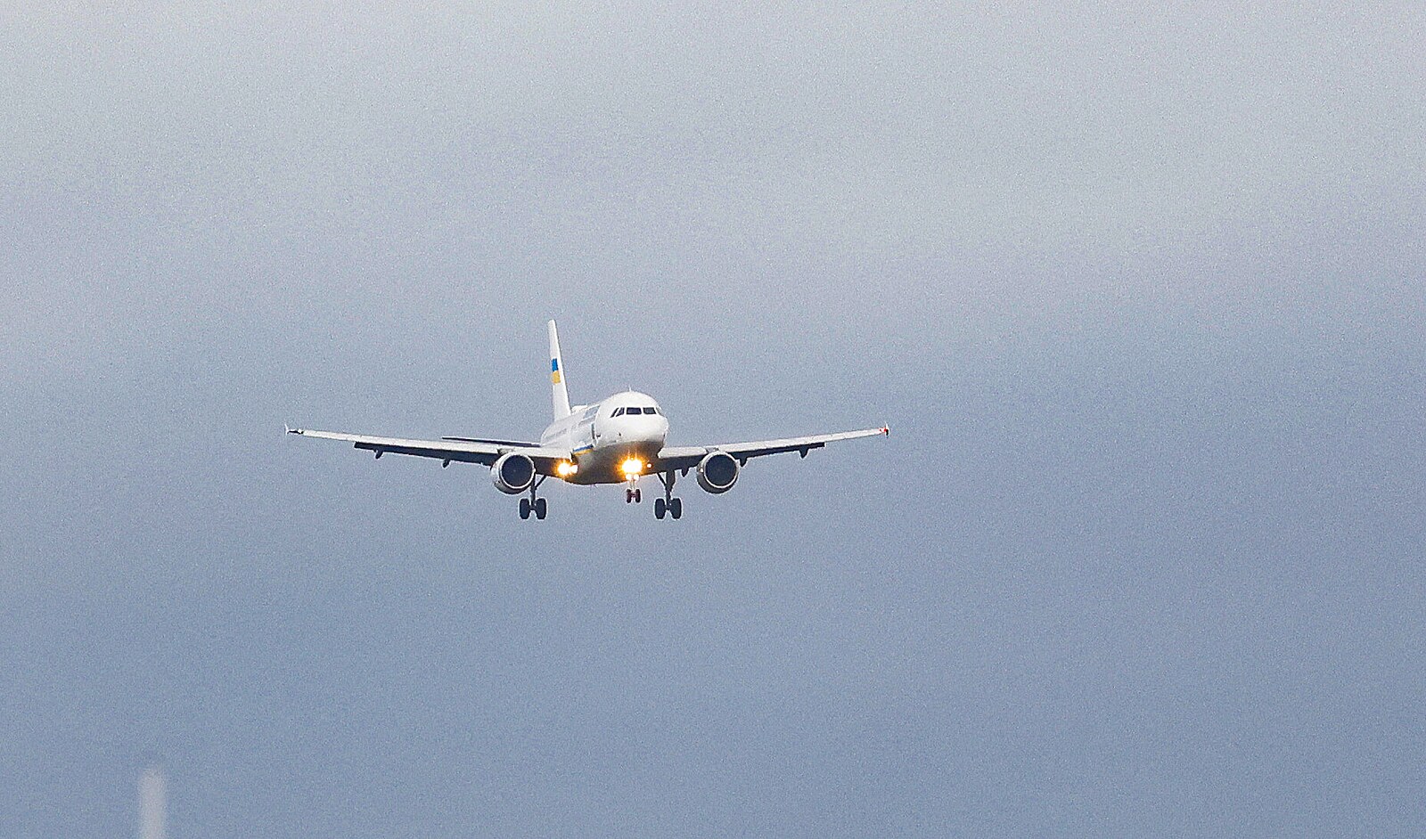 Letadlo s ukrajinským prezidentem Zelenským málem zasáhl dron
