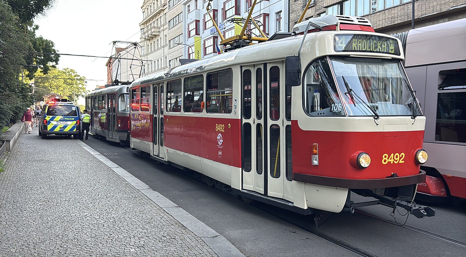 Dva střety chodců s tramvajemi v Praze. Srazily čtyřleté dítě i teenagerku