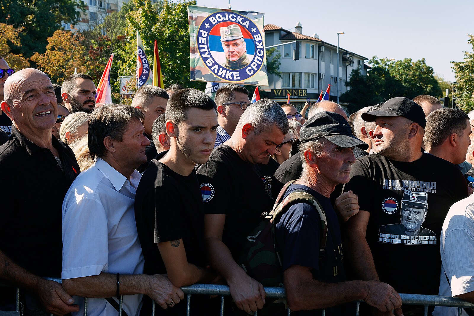 Lídry EU šokoval pohřeb Mladiče. Zpochybnili cestu Srbska do Unie