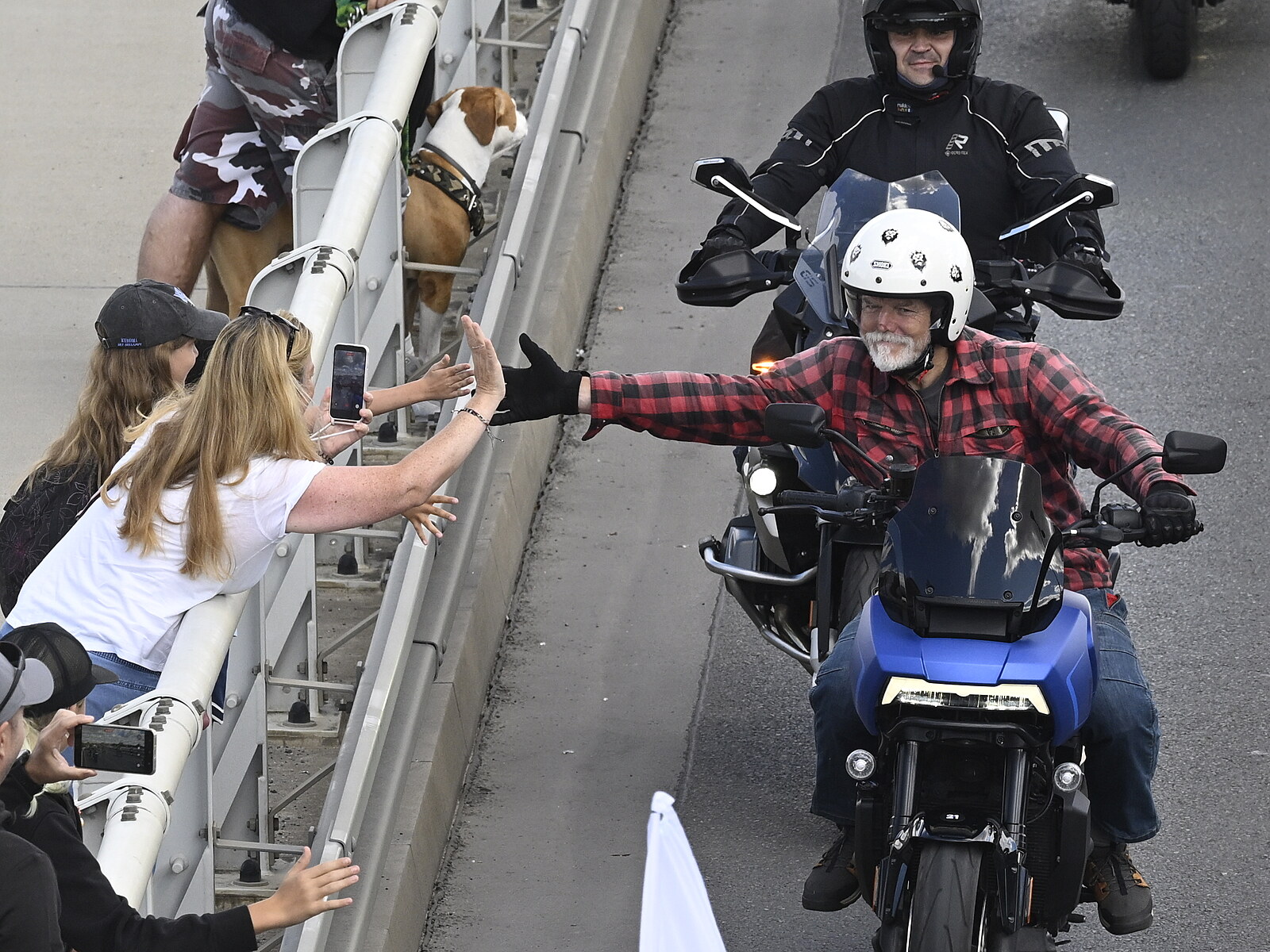 Ve flanelce a na Harleyi. Pavel projel v čele 800 motorkářů Prahou