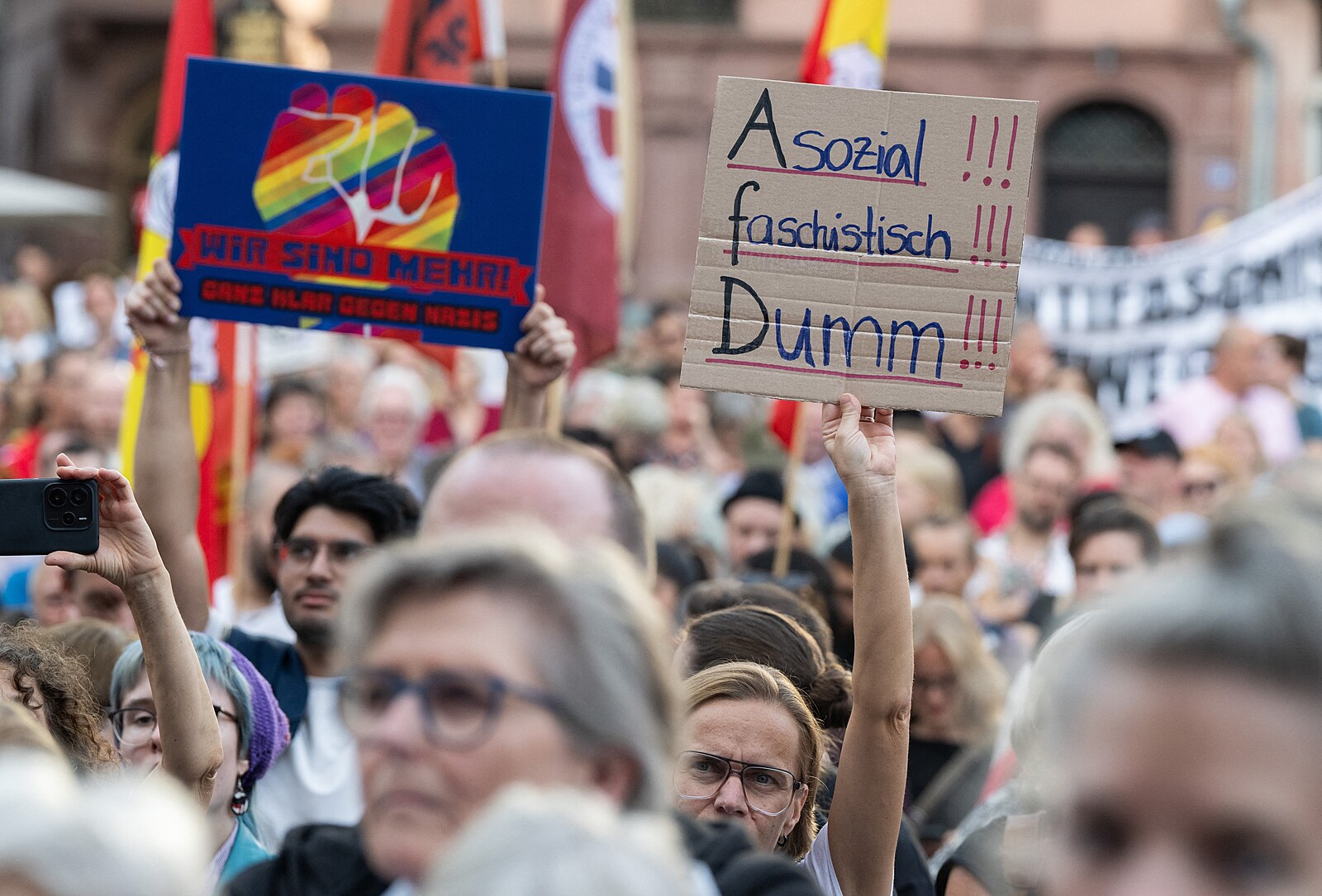Vítězství AfD vyhnalo Němce do ulic, protestovali v Berlíně, Frankfurtu i Mohuči