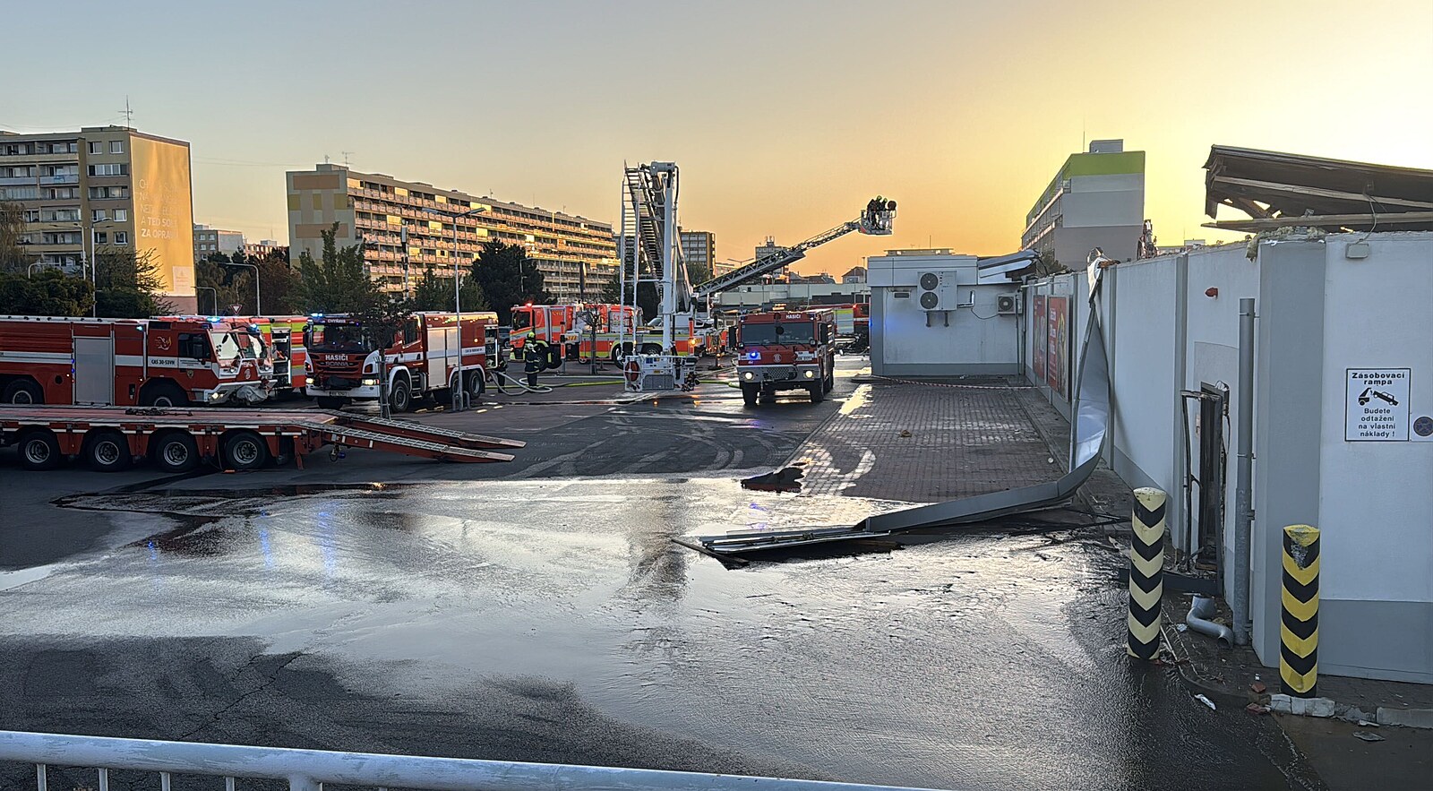 Hasiči už vědí, co způsobilo mohutný požár Lidlu v Kladně. Škoda je 170 milionů