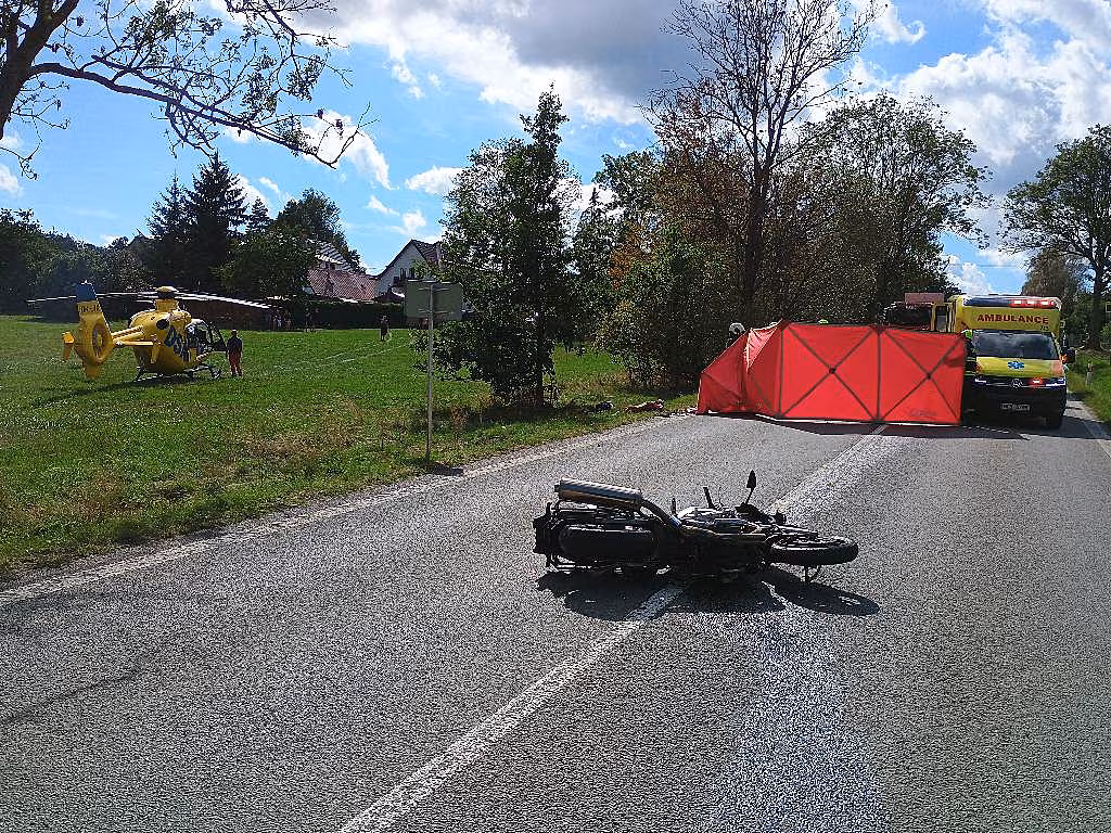 U Teme�váru na Písecku se st�etlo p�t aut a motocyklu. Jeho �idi� utrp�l t�ká...