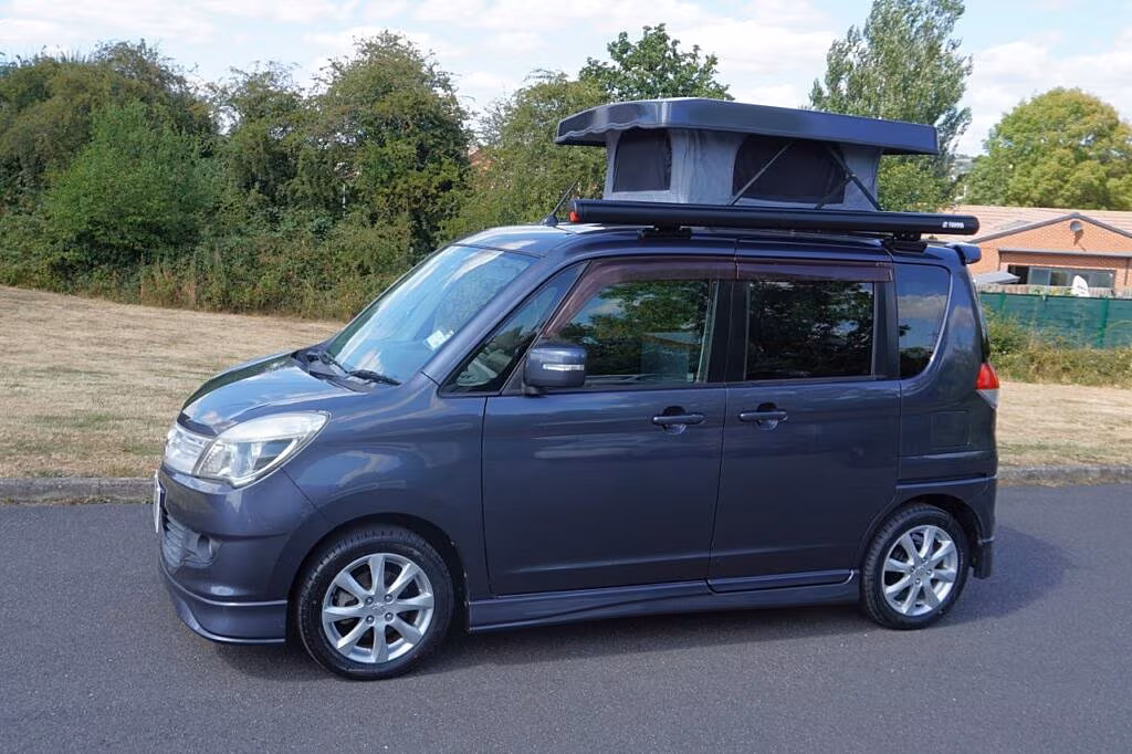 Obytný v�z Mitsubishi Delica D:2 se m��e pochlubit t�emi sedadly, jedním...