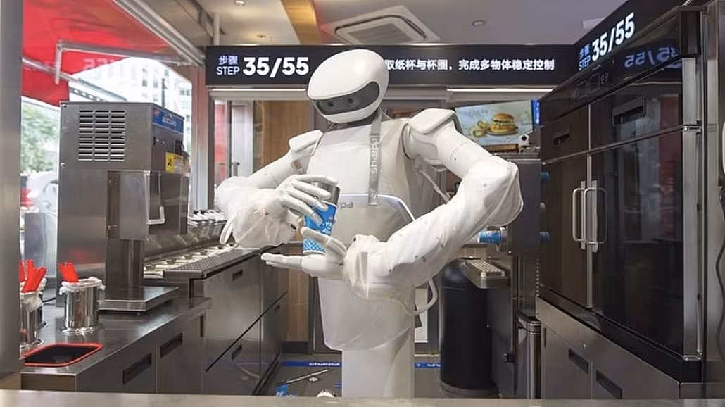 Humanoidní robot North p�ipravuje v �anghajské restauraci zmrzlinový dezert...