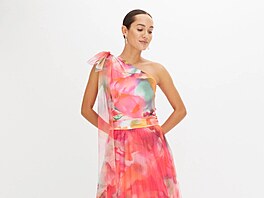 Na svatbu kamarádky, na slavnostní ve�e�i a za pár m�síc� i na ples... V�ude...