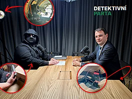 Ministr zahrani�í Petr Macinka ve studiu u rozhovoru s mu�em v kukle.