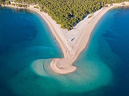 Na dvanácté p�í�ce stojí nemén� proslulá plá� Zlatni Rat z Chorvatska. Tady u�...
