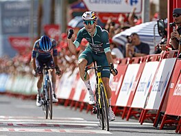 Wout van Aert se raduje z triumfu ve 13. etap� Vuelty.