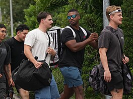 Ameri�tí námo�níci z doprovodu letadlové lodi USS Abraham Lincoln p�ijí�d�jí do...