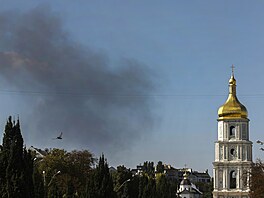 Nad Kyjevem stoupá kou� po dronovém útoku, v pozadí je chrám svaté Sofie. (4....