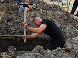 Mezinárodní sout� v kopání hrob� v Ma�arsku chce ve�ejnosti otev�ít téma smrti...