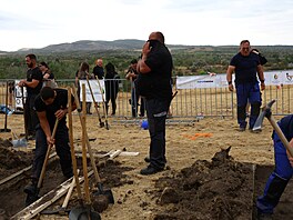 Mezinárodní sout� v kopání hrob� v Ma�arsku chce ve�ejnosti otev�ít téma smrti...