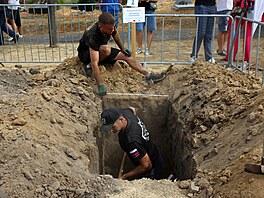 Mezinárodní sout� v kopání hrob� v Ma�arsku chce ve�ejnosti otev�ít téma smrti...
