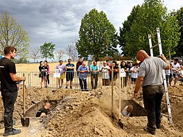 Mezinárodní sout� v kopání hrob� v Ma�arsku chce ve�ejnosti otev�ít téma smrti...