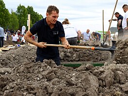 Mezinárodní sout� v kopání hrob� v Ma�arsku chce ve�ejnosti otev�ít téma smrti...