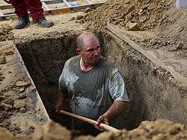 Mezinárodní sout� v kopání hrob� v Ma�arsku chce ve�ejnosti otev�ít téma smrti...