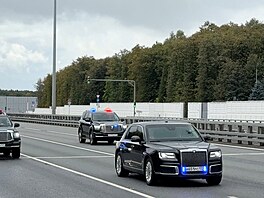 V Moskv� se objevila kolona vozidel, v nich� by m�li sed�t Trumpovi vyjednava�i...