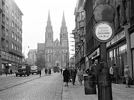 Praha, rok 1955. Jugoslávská ulice, naproti bazilika svaté Ludmily na nám�stí...