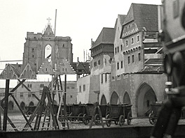 Praha, rok 1955. Filmové studio Barrandov, filmové natá�ení, stavba p�edstavuje...