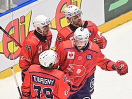 Hokejisté Pardubic slaví gól do sít� GKS Tychy.