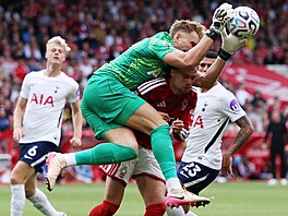 Branká� Antonín Kinský z Tottenhamu sbírá mí� v utkání proti Nottinghamu.