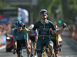 Belgický cyklista Wout van Aert z Vismy slaví vít�zství v 15. etap� Vuelty.