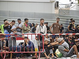 Na pob�e�í si migranti vybudovali jednoduché provizorní p�íst�e�ky. Plá� se pro...