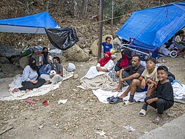 N�kte�í migranti tráví den v kopcích nad plá�í. Dol� sestupují hlavn� ve...