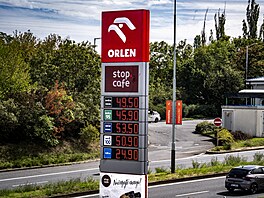 Vysoké ceny paliv, zejména nafty u �erpacích stanic poblí� centra Prahy. (7....