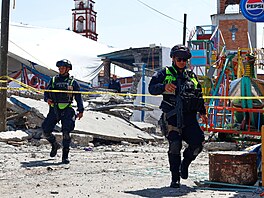 Policisté prohlí�ejí místo zni�ené výbuchem oh�ostroje u kostela v obci Santa...