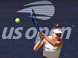 Linda Nosková hraje bekhend v osmifinále US Open.