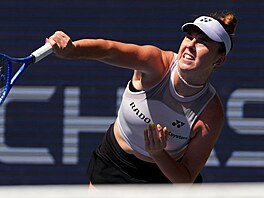 Linda Nosková podává v osmifinále US Open.