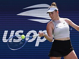 Linda Nosková hraje forhend v osmifinále US Open.