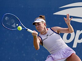 Linda Nosková hraje forhend ve t�etím kole US Open.
