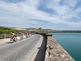 CO NEJRYCHLEJI DO CÍLE. Nejen cyklisté v úniku se museli ve 13. etap�...