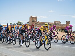 Peloton Vuelty projí�dí kolem st�edov�kého kastilského hradu v 17. etap�.