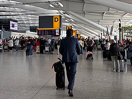 Cestující procházejí terminálem 5 londýnského leti�t� Heathrow poté, co byly v...