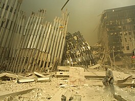 Archivní záb�r z 11. zá�í 2001, kdy teroristé zaúto�ili na Sv�tové obchodní...