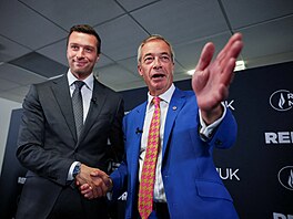 �éf francouzského Národního sdru�ení Jordan Bardella a p�edseda britské strany...