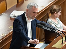 P�edseda Pirát� Zden�k H�ib p�i jednání Sn�movny (8. zá�í 2026)