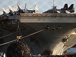 Na palub� letadlové lodi USS Abraham Lincoln pracovali p�ístavní d�lníci i p�i...