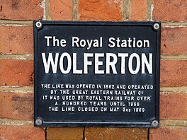 Také prostor mezi ob�ma nástupi�ti si zachoval stopu n�kdej�í �eleznice. Koleje...