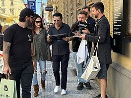 Zp�vák Alice Cooper rozdával autografy v ulicích Prahy. (6. zá�í 2026)