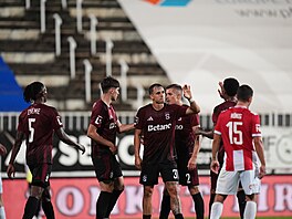 Mat�j Jurásek (uprost�ed) slaví se spoluhrá�i ze Sparty gól na 2:0 v utkání...