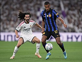 Zleva Marc Cucurella z Realu Madrid stíhá Andyho Dioufa z Interu Milán b�hem...